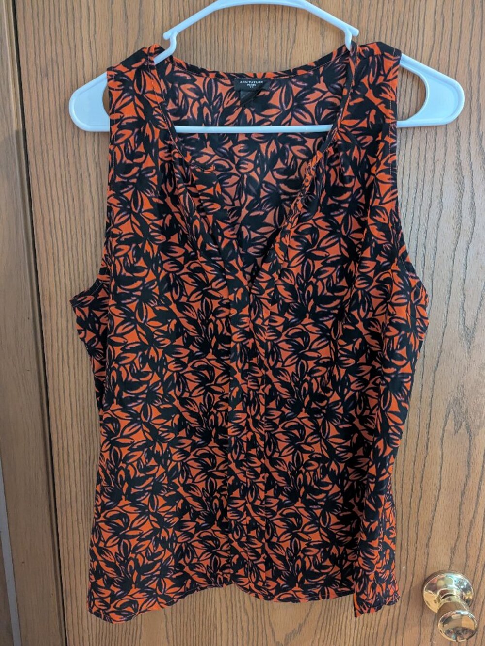 Ann Taylor Sleeveless VNeck Center Pleat Satin Blouse Floral -LP
